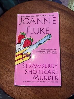 Joanne Fluke Strawberry Shortcake Murder - Pink Paperback Book